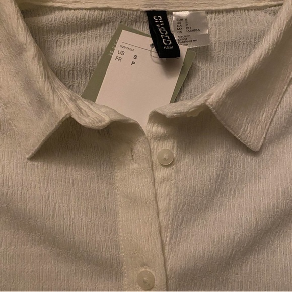 NWT H&M White Crinkle Cropped Button Up Shirt - Small - Picture 2 of 4